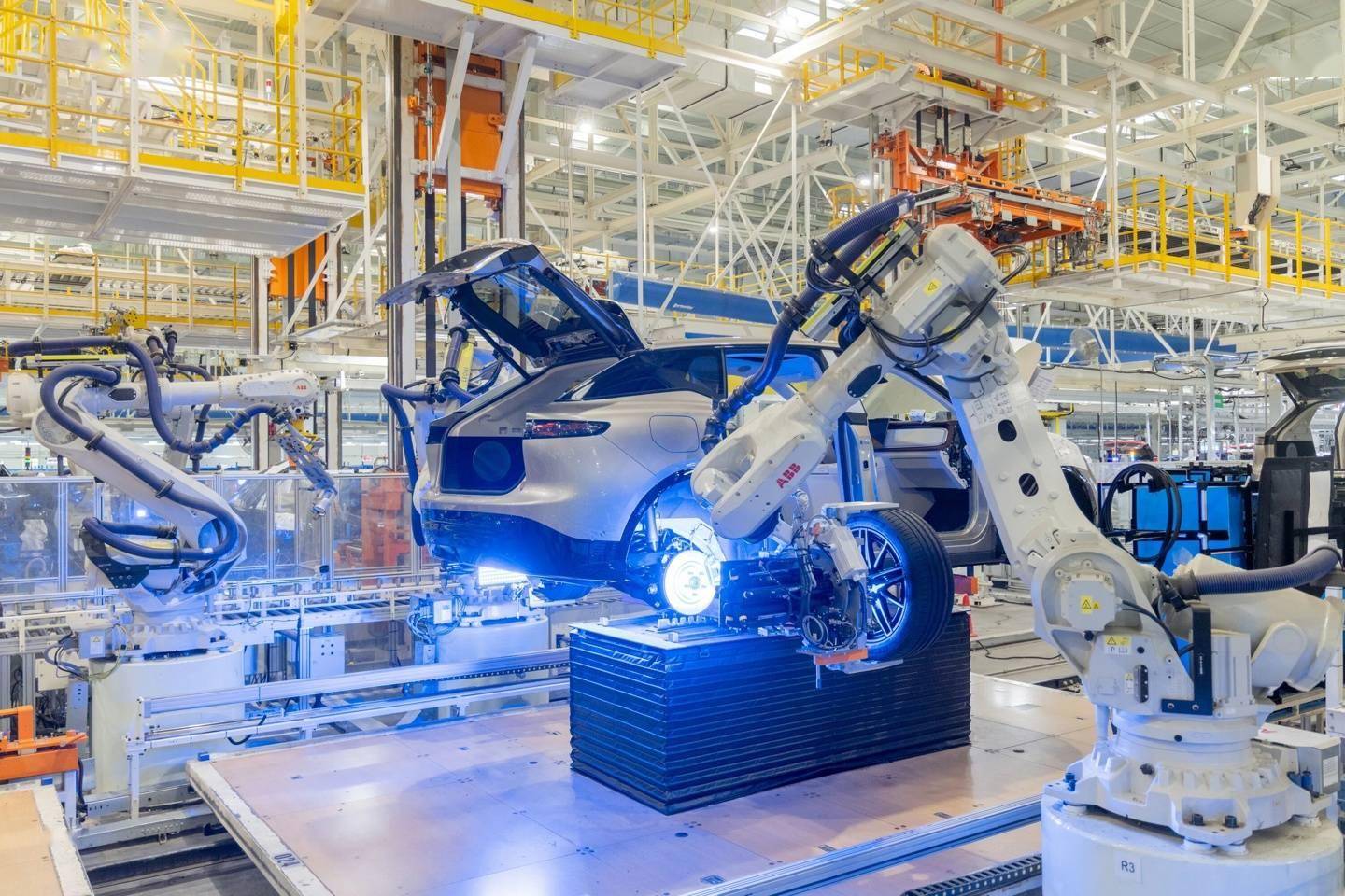 40秒下线一台车，东风岚图启动工厂升级改造，引领智能制造新浪潮